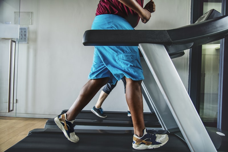 Persoon op loopband tijdens training
